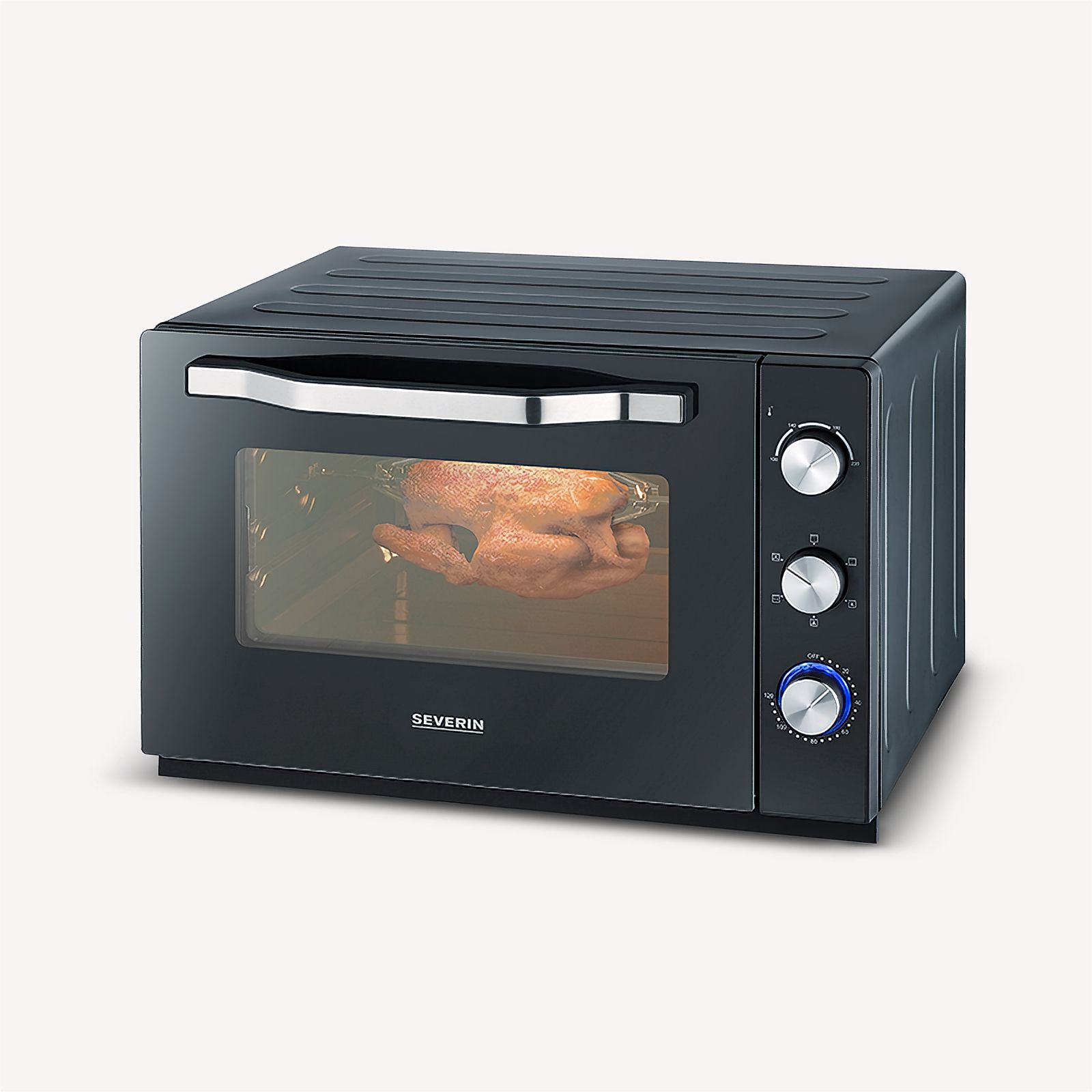 Czarny piekarnik z upieczonym kurczakiem w środku. Piekarnik ma pokrętła i uchwyt.