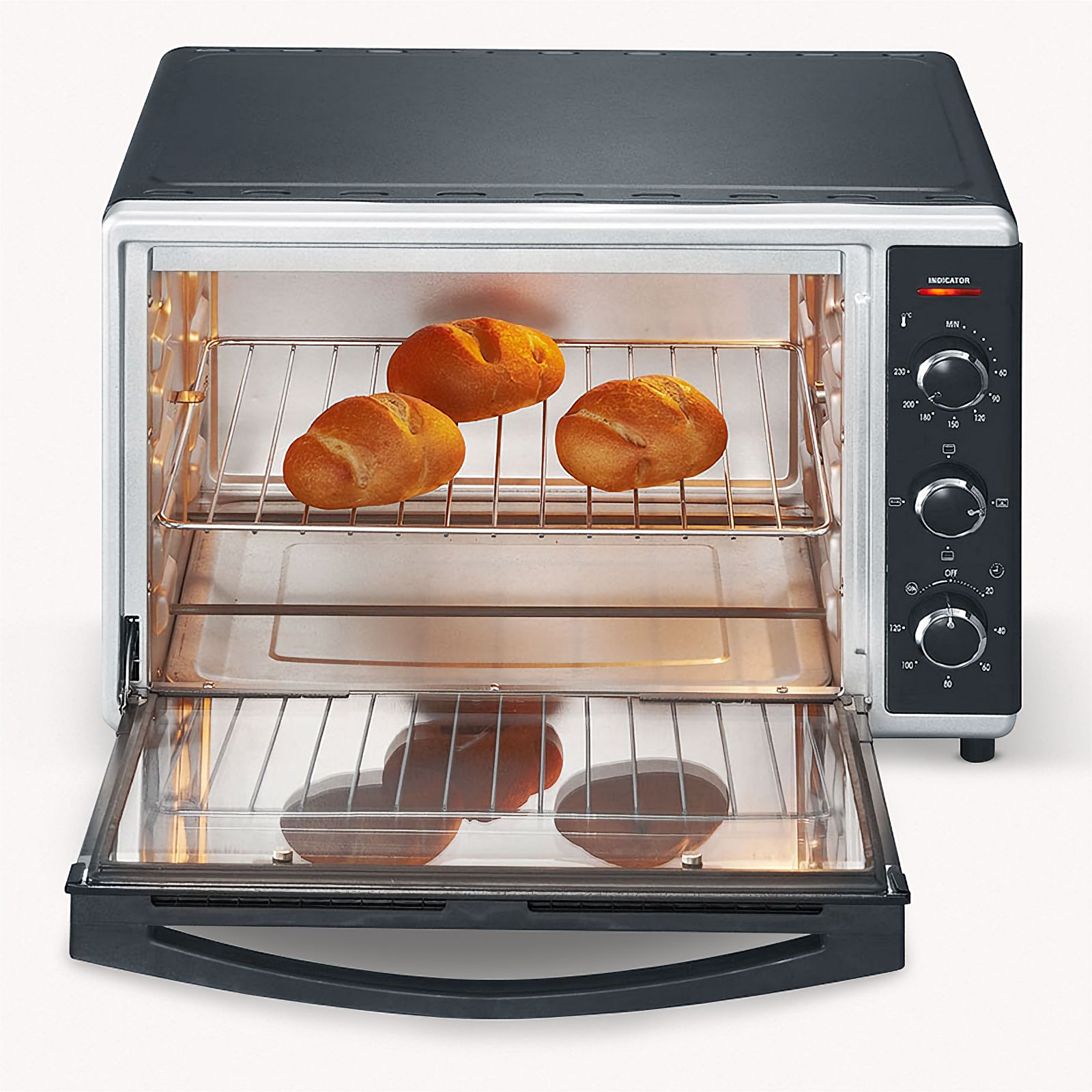 Un horno pequeño con tres hogazas de pan dentro, la puerta está abierta.