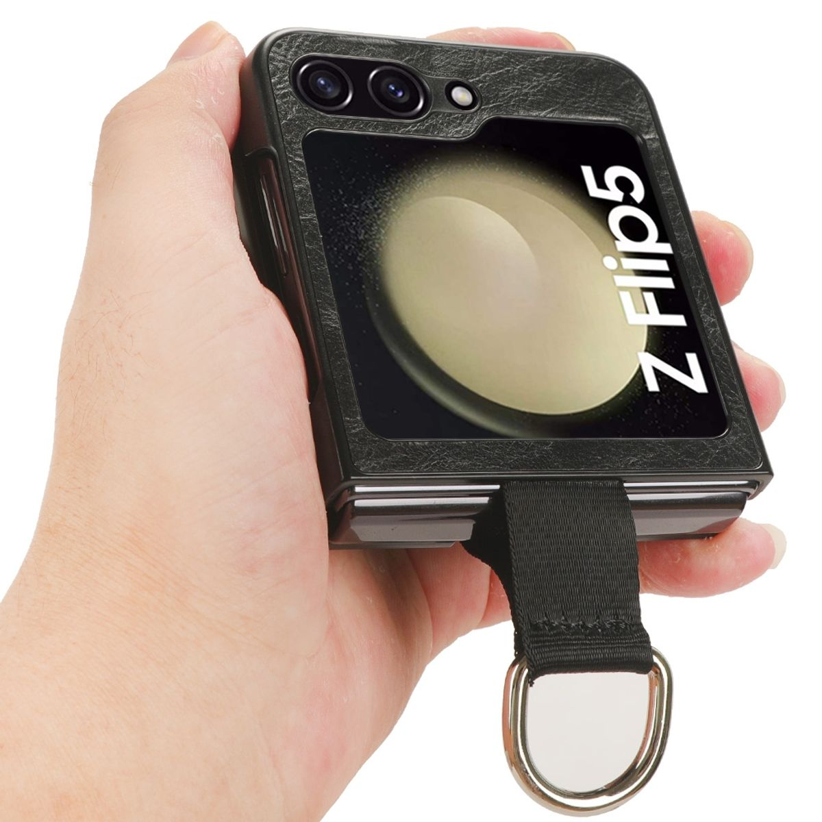 Eine Hand hält eine schwarze Handyhülle mit einem Handy darin. Das Handy zeigt einen Bildschirm.