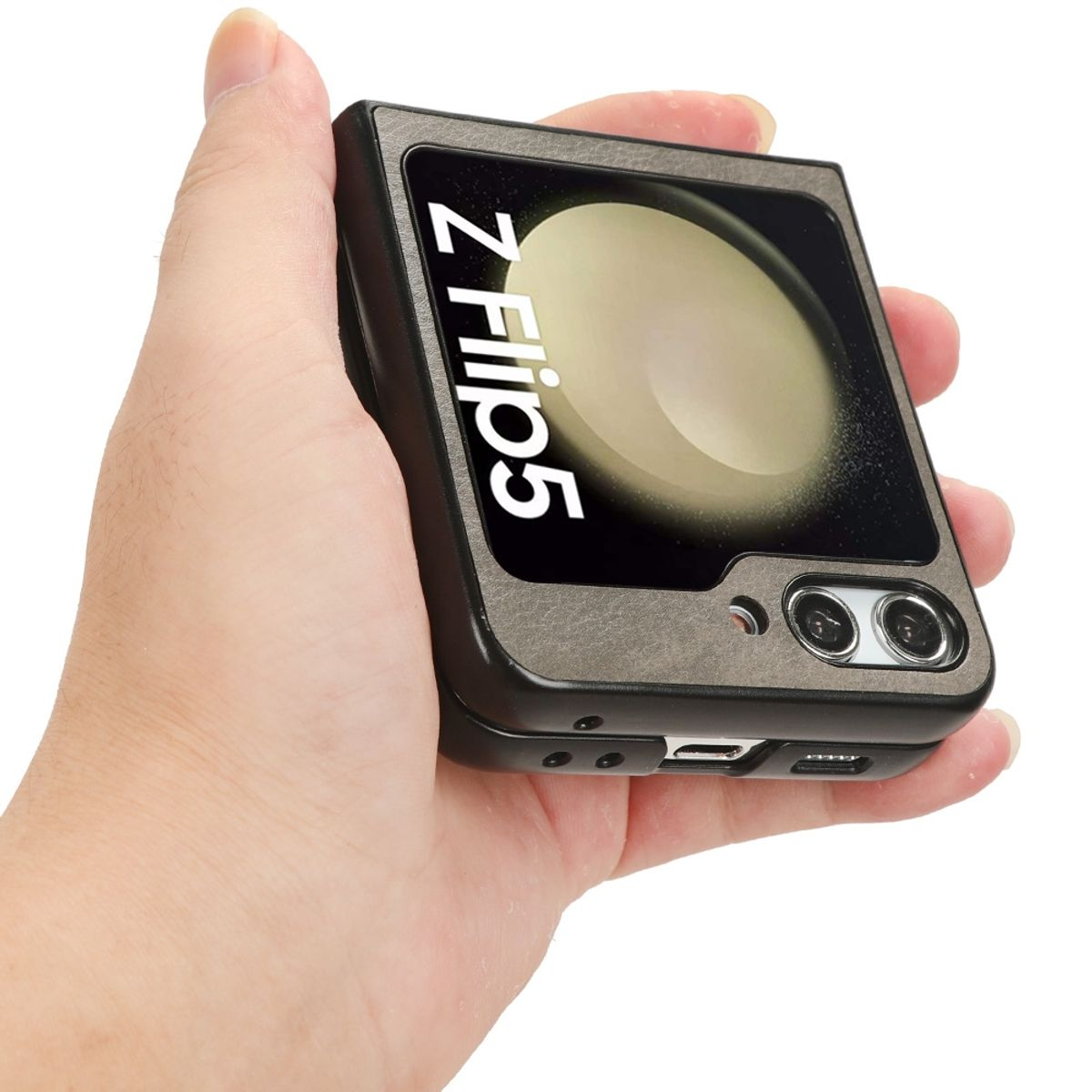 Hand hält eine schwarze Handyhülle mit einem Telefon, das ein rundes Bild zeigt.