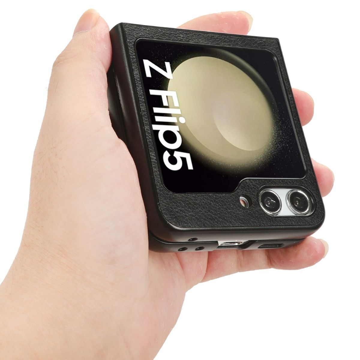 Eine Hand, die eine schwarze Handyhülle mit dem Telefon darin hält, das den Z Flip5-Bildschirm zeigt.