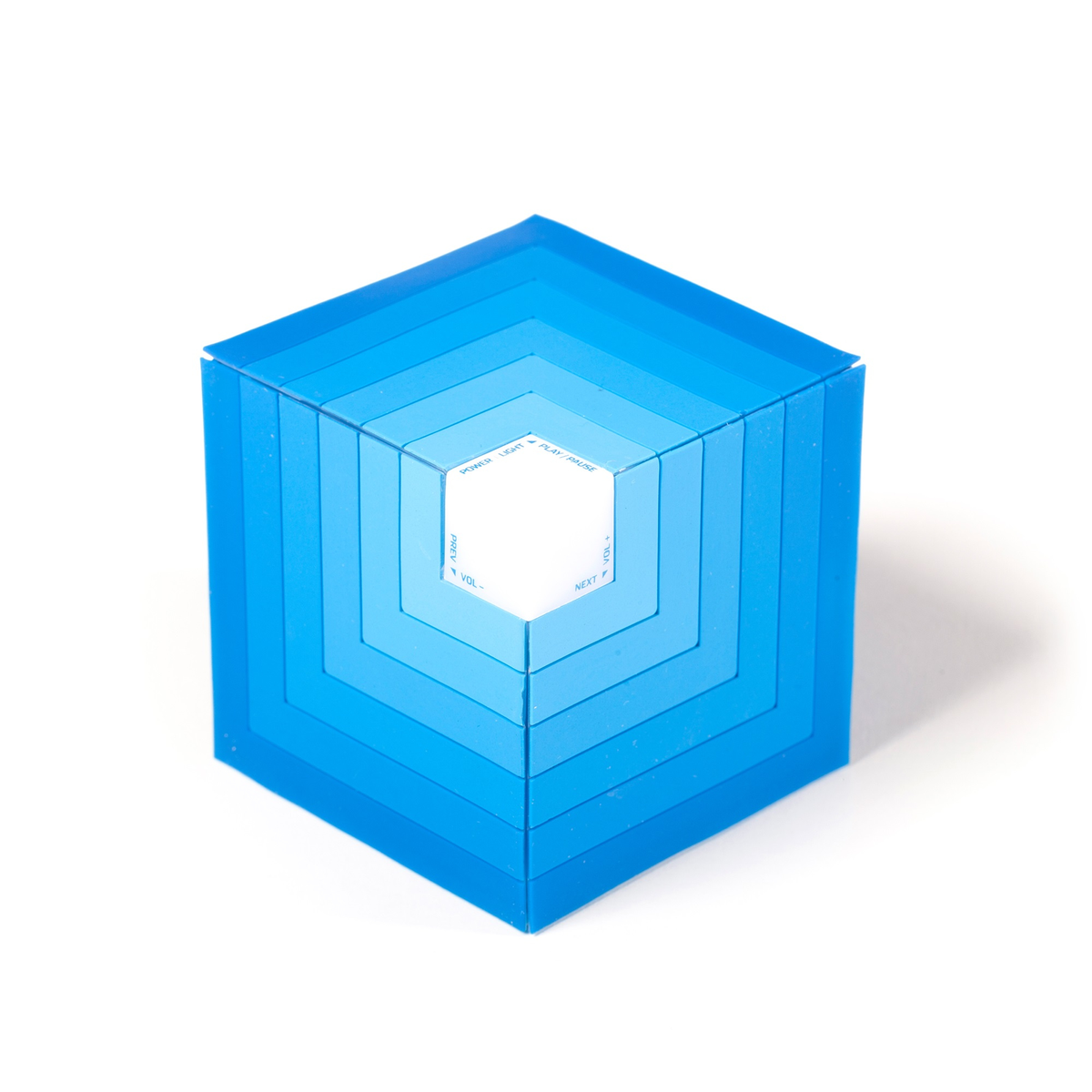 Un cubo azul con capas cuadradas concéntricas. Cada capa tiene texto como 'POWER'.