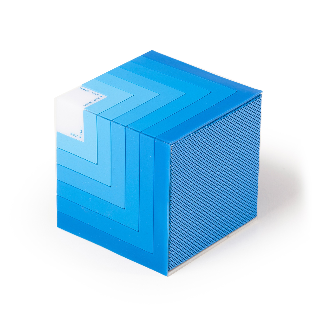 Altavoz azul con forma de cubo con un lado de malla. Fondo blanco.