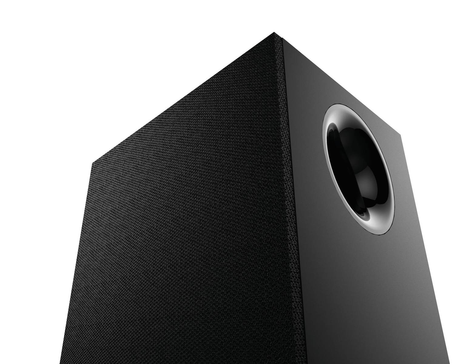 Subwoofer nero con un altoparlante e un foro. Il subwoofer è su uno sfondo bianco. Primo piano.
