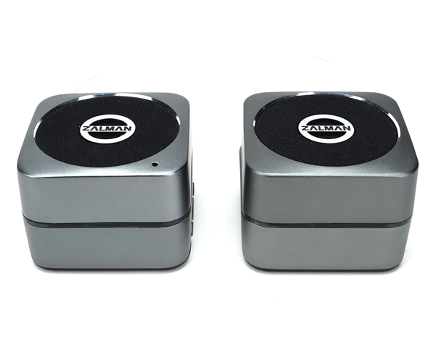 Dwa szare głośniki z czarnymi siatkowymi osłonami. Każdy ma okrągłe logo.