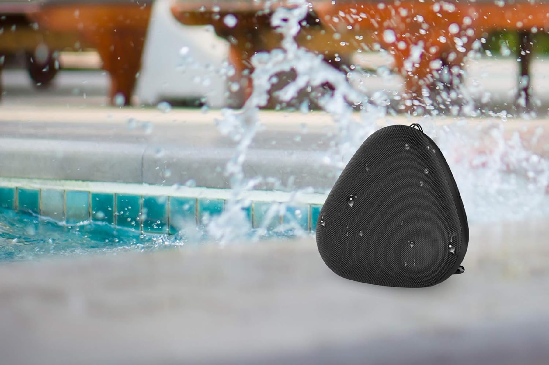 Una bolsa negra frente a una piscina con agua salpicando.