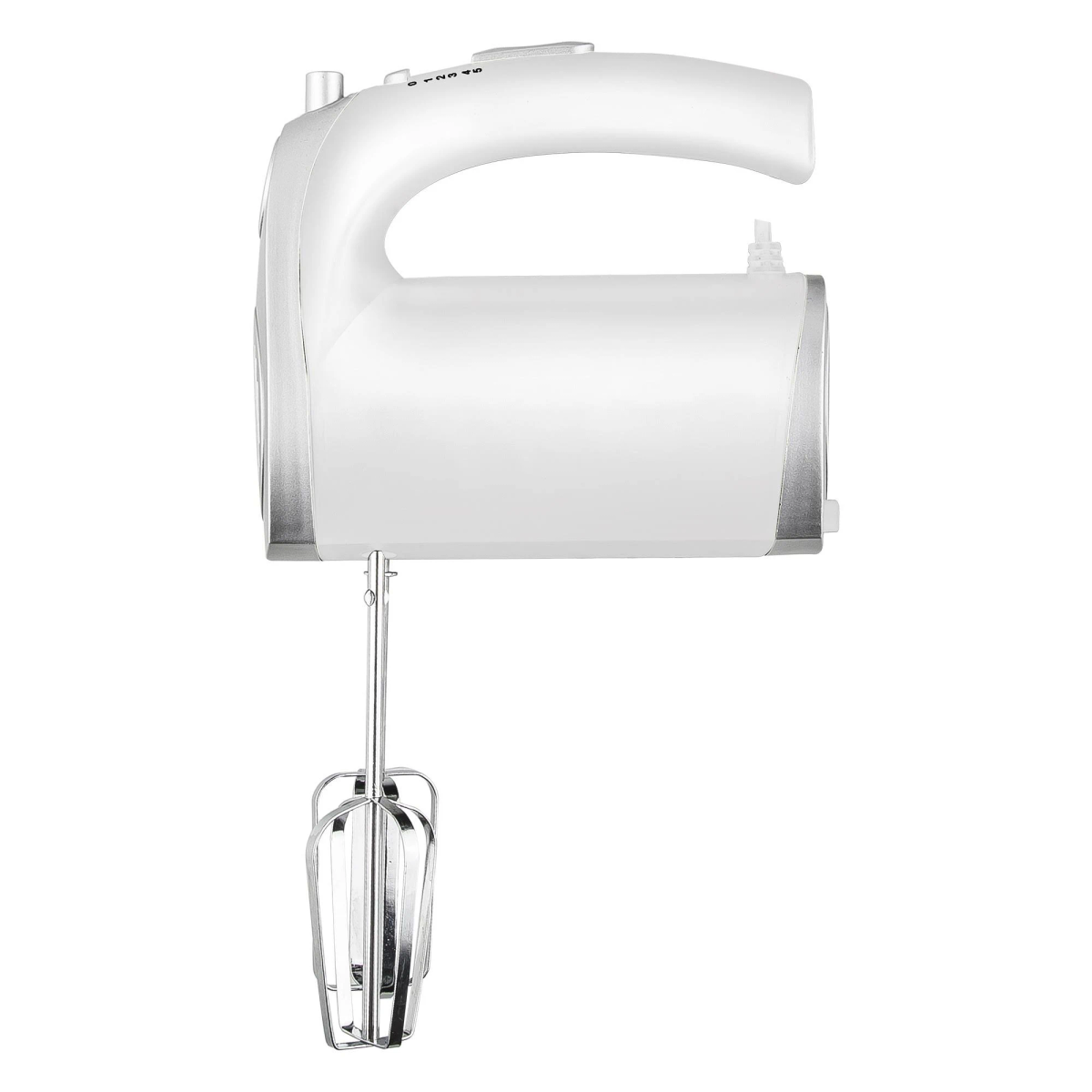 Un frullatore a mano bianco con fruste in metallo su sfondo bianco.