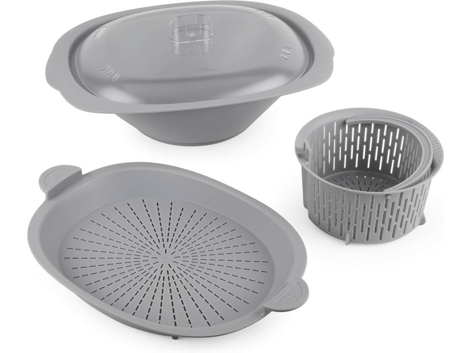 Tres utensilios de cocina grises: un cuenco con tapa, un colador y un escurridor. Fondo blanco.