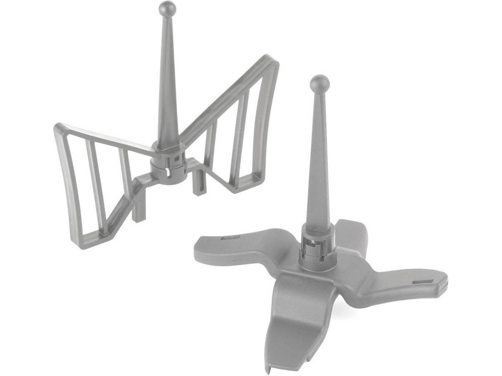Dos accesorios plateados para batidora sobre fondo blanco.