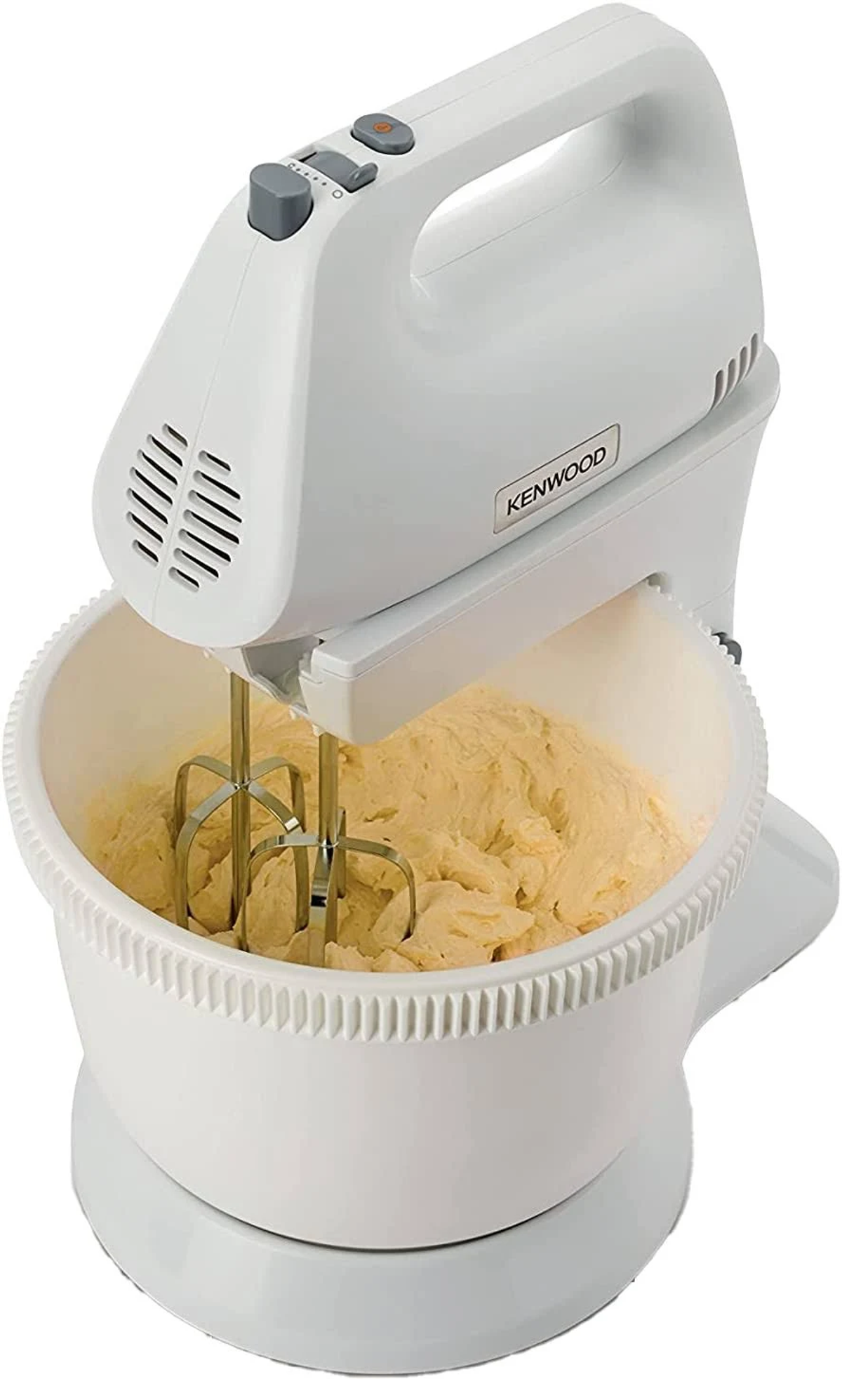 Frullatore bianco con una ciotola di impasto. Marchio Kenwood.