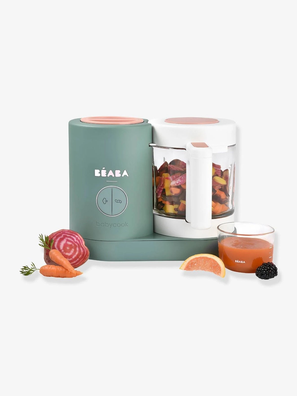 Un robot da cucina per bambini con corpo verde e bianco. Ci sono verdure e un bicchiere di succo.