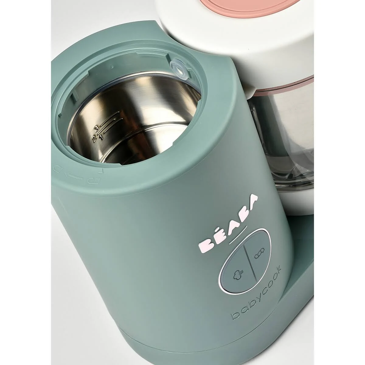 Un primo piano di un baby food maker, con una combinazione di colori verde menta e bianco.