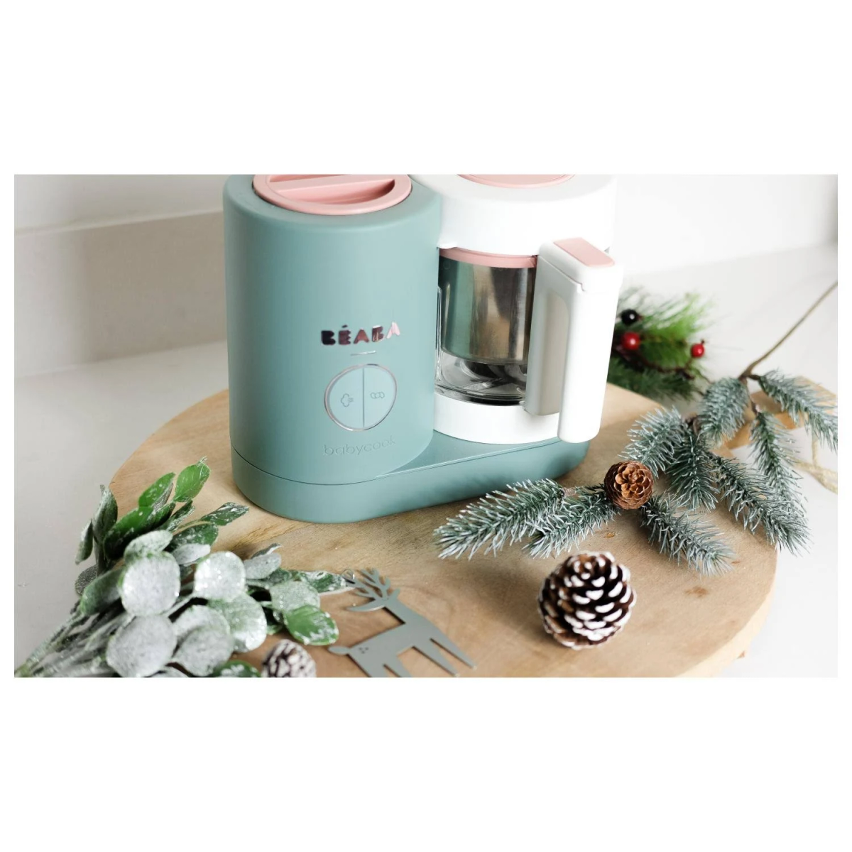 Robot da cucina per bambini. Verde acqua e bianco, con dettagli rosa. Include un tagliere in legno e rametti decorativi.