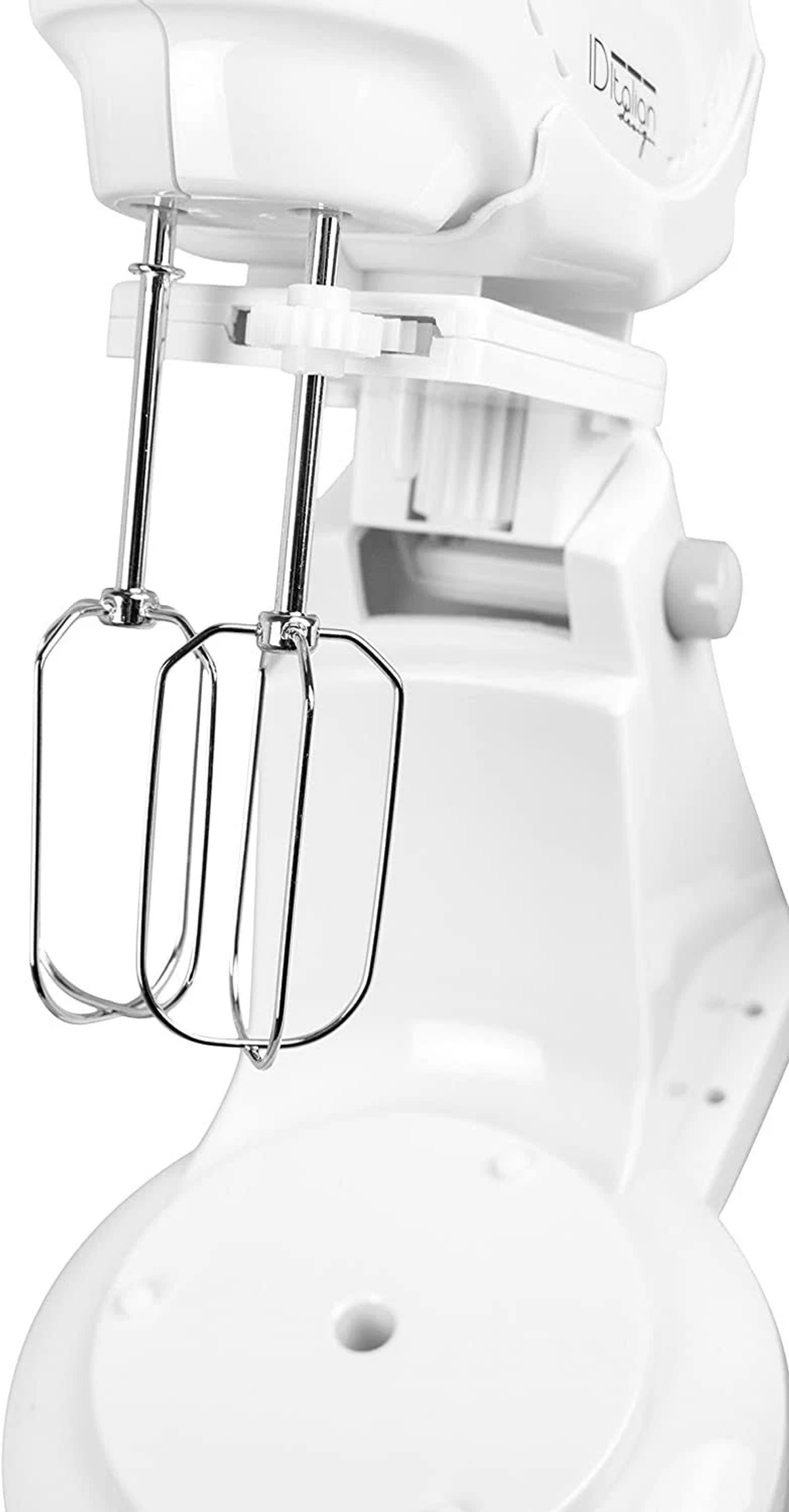 Biały mikser ręczny z trzepaczkami, pokazujący górną część i trzepaczki. Mikser jest na białym tle.