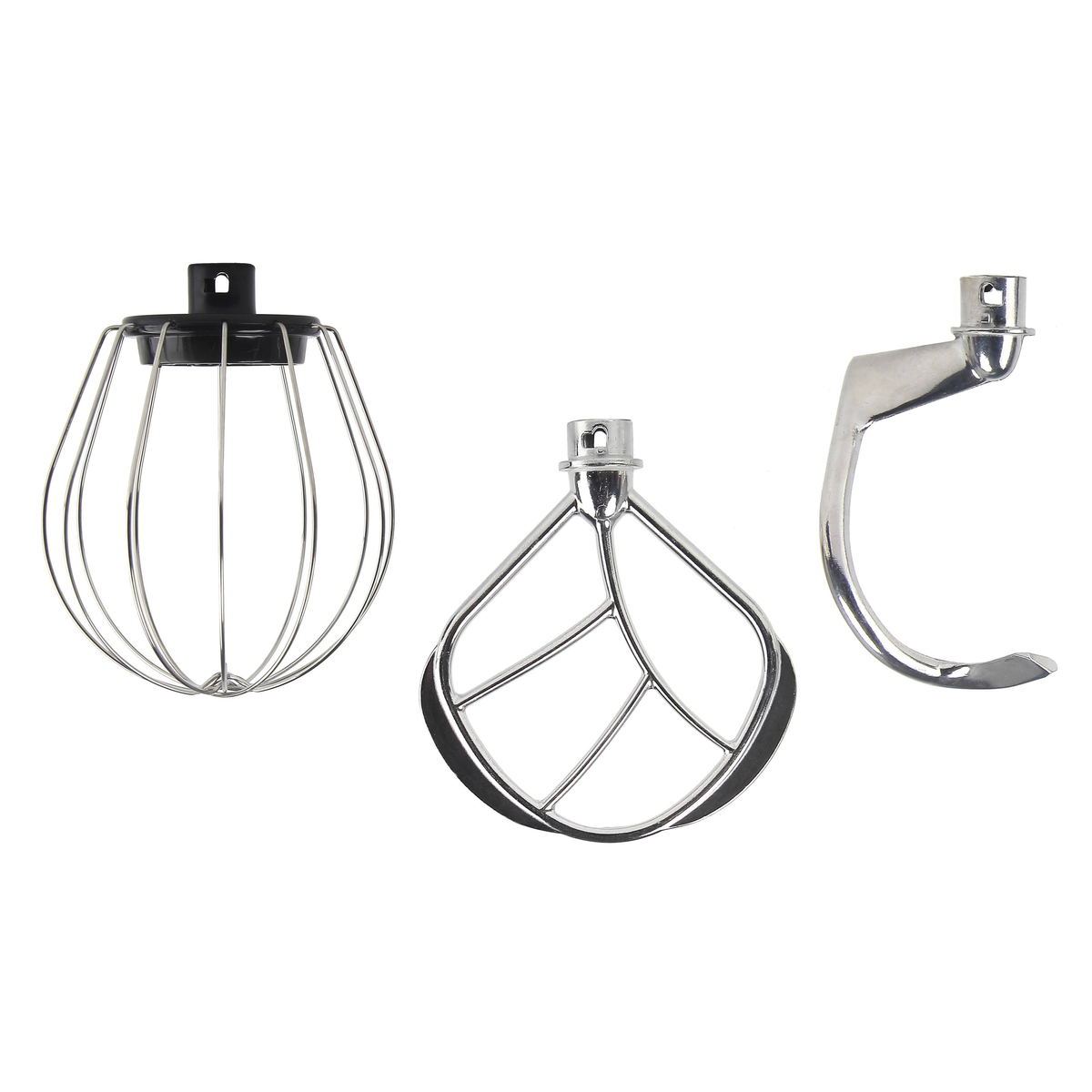 Tre accessori per mixer in acciaio inossidabile: frusta a filo, paletta e gancio impastatore. Su una superficie bianca.