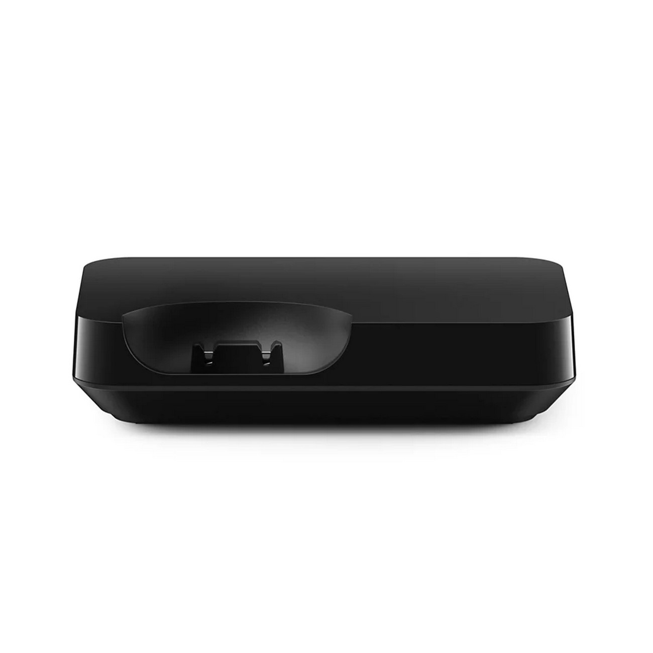 Dispositivo negro rectangular con un área empotrada. Está sobre un fondo blanco.