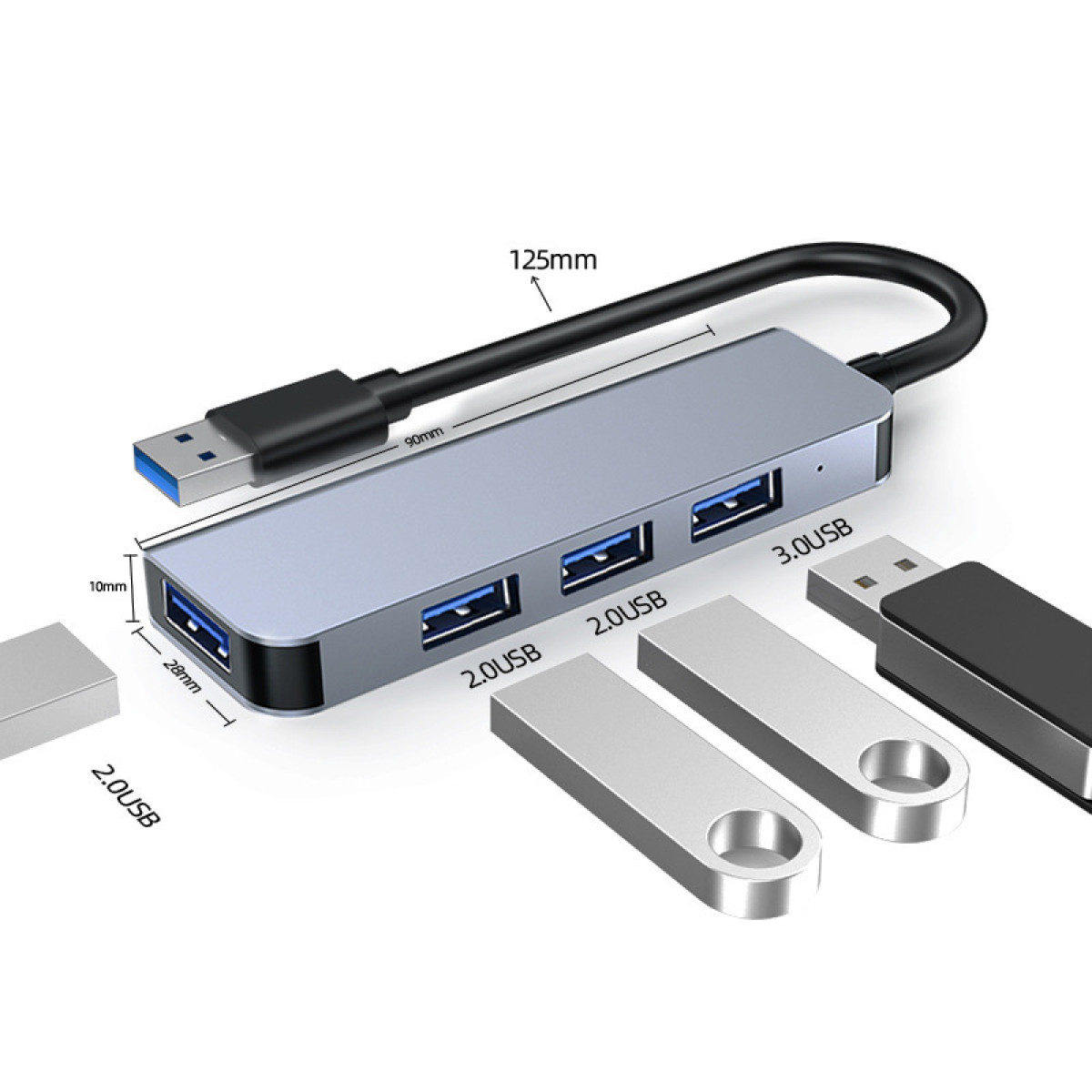 Ein silberner USB-Hub mit vier Anschlüssen und drei USB-Sticks. Das USB-Kabel ist schwarz.