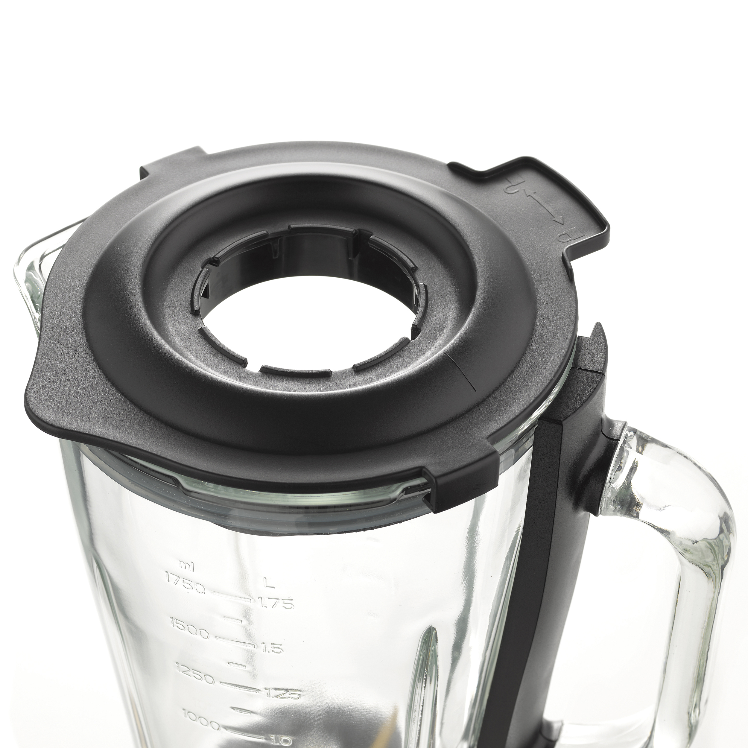 Nahaufnahme des Glasbehälters eines Mixers mit schwarzem Deckel, weißer Hintergrund.