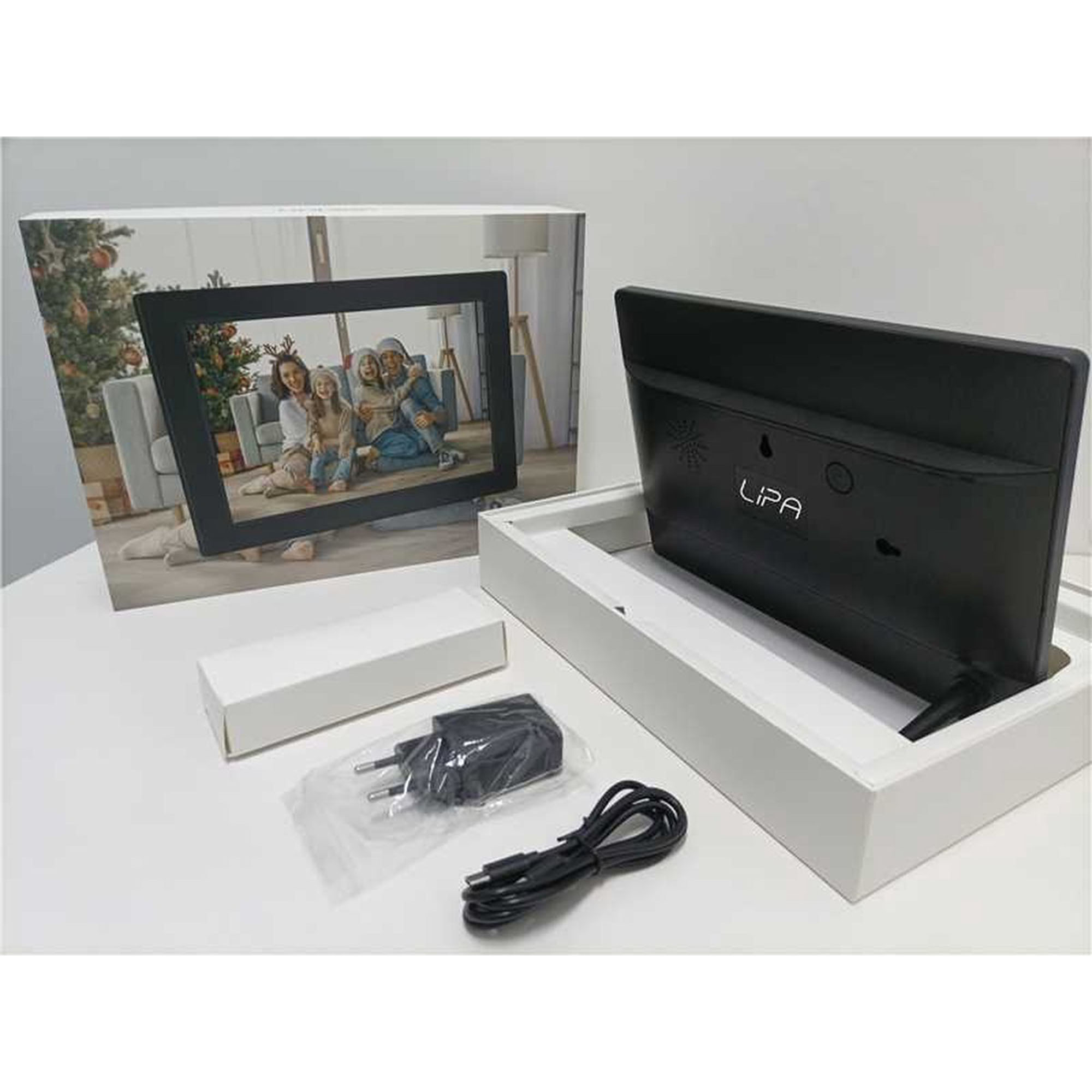 Cyfrowa ramka na zdjęcia, czarna, ze zdjęciem rodzinnym w pudełku, ładowarką i kablem.