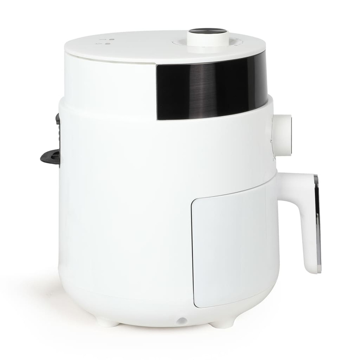 Weißer Airfryer mit schwarzen Akzenten, Griff und Bedienelementen. Es steht auf einer weißen Oberfläche.