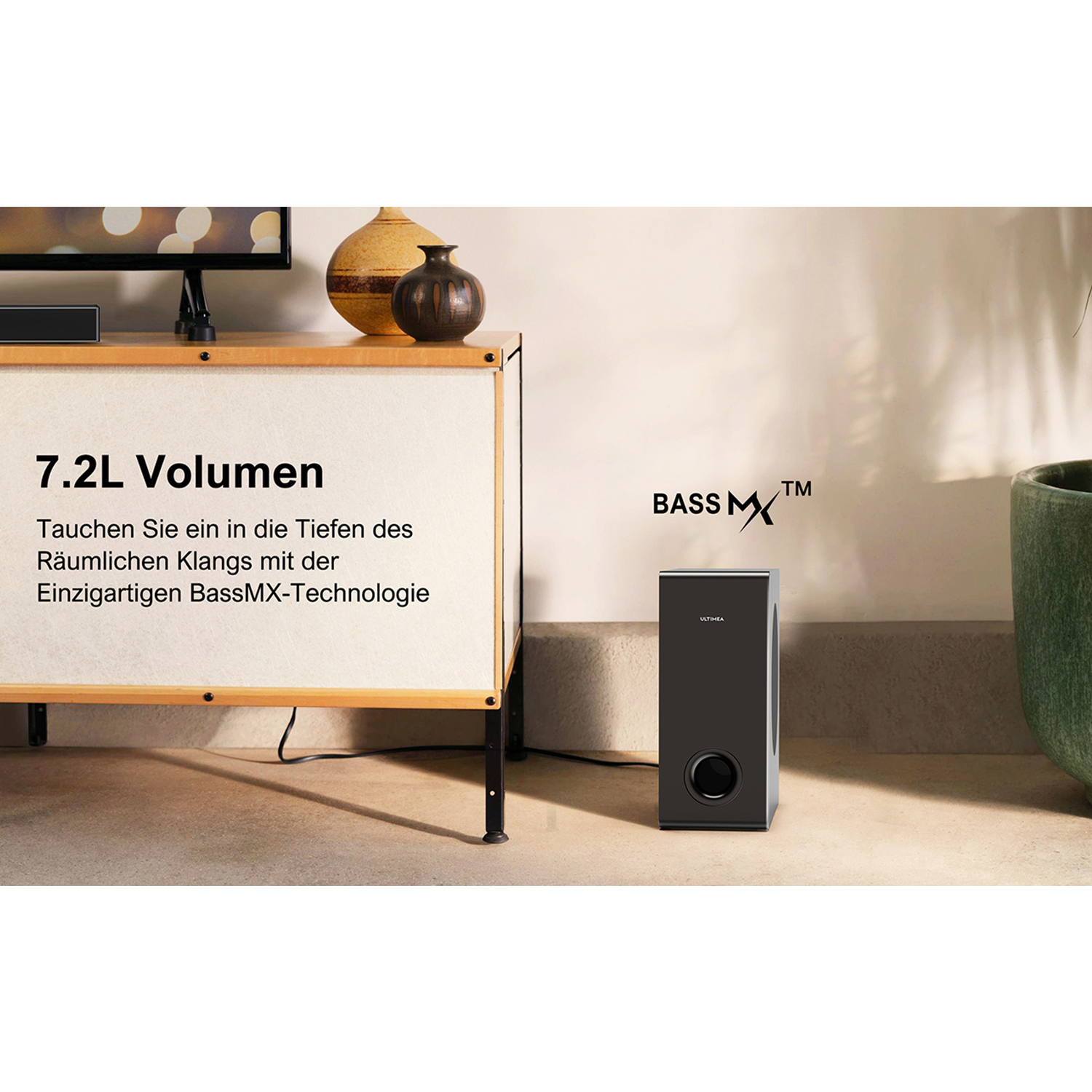 Wohnzimmerszene: ein schwarzer Subwoofer neben einem Schrank, mit Text über Basstechnologie und Volumen.
