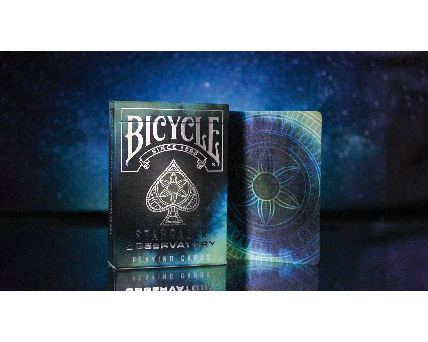 Zwei Bicycle-Spielkarten-Decks. Grüne Schachtel mit schwarzem Pik. Die andere zeigt die Kartenrückseite mit einem Galaxy-Design.