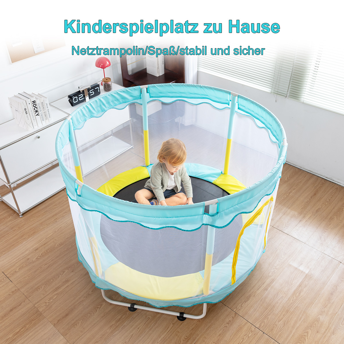 Ein Kind in einem türkis-gelben Laufgitter mit Netz, weißer Hintergrund.