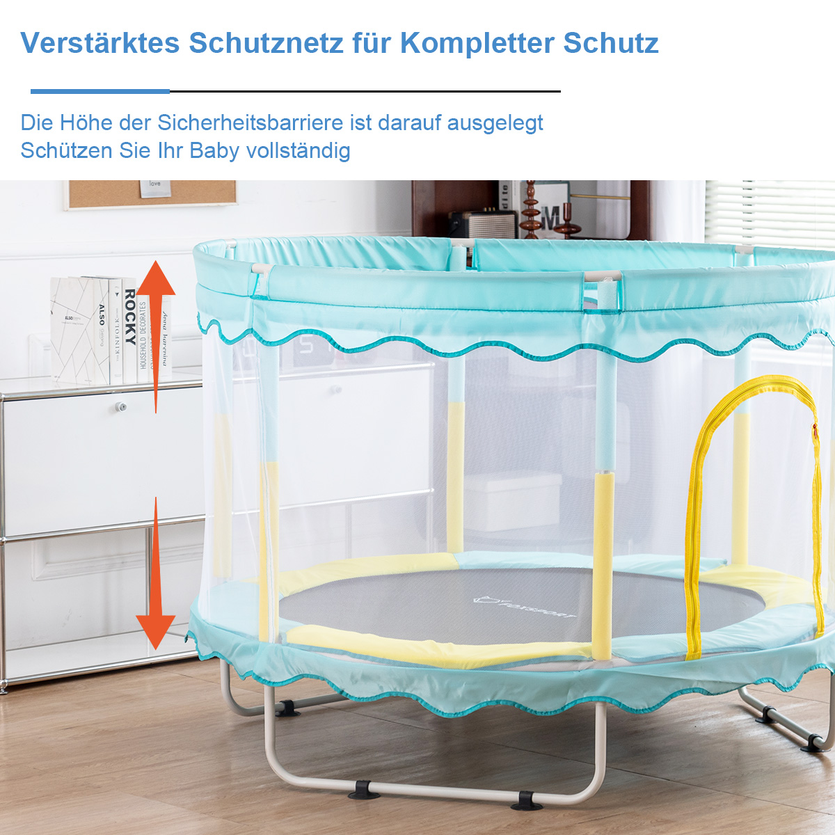 Ein blau-gelbes Baby-Trampolin mit Sicherheitsnetz, drinnen gezeigt. Pfeile zeigen die Netzhöhe.