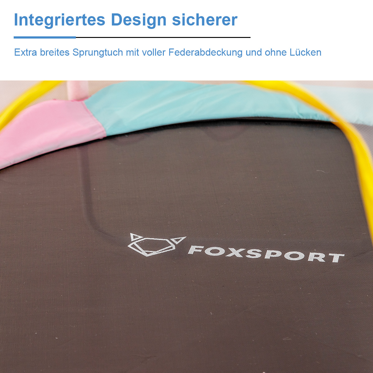 Ein schwarzes Trampolin mit weißem FOXSPORT-Logo. Text über das integrierte Design. Nahansicht.
