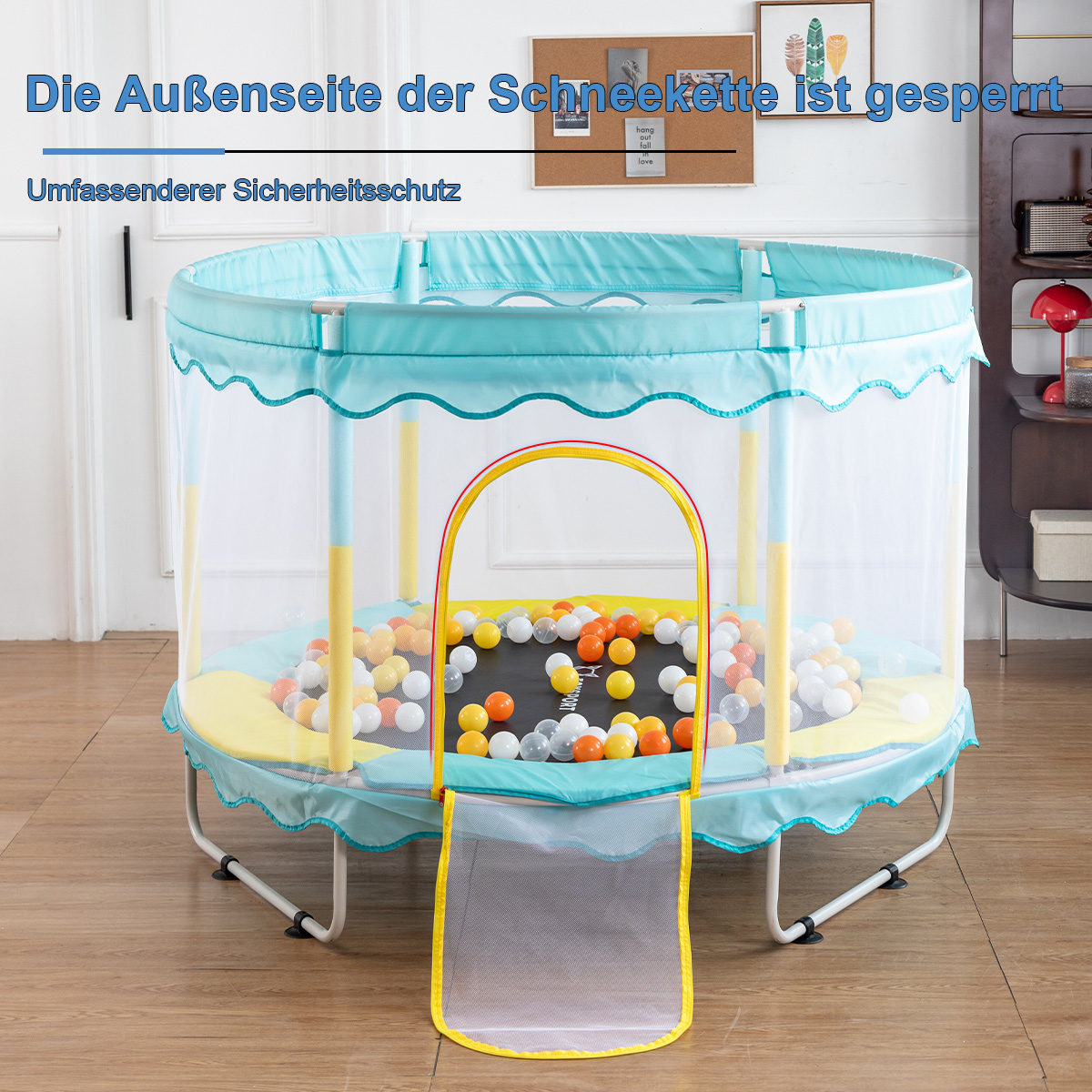 Blau-weißes Trampolin mit Bällebad und Schutznetz. Text auf Deutsch. Innenraum.