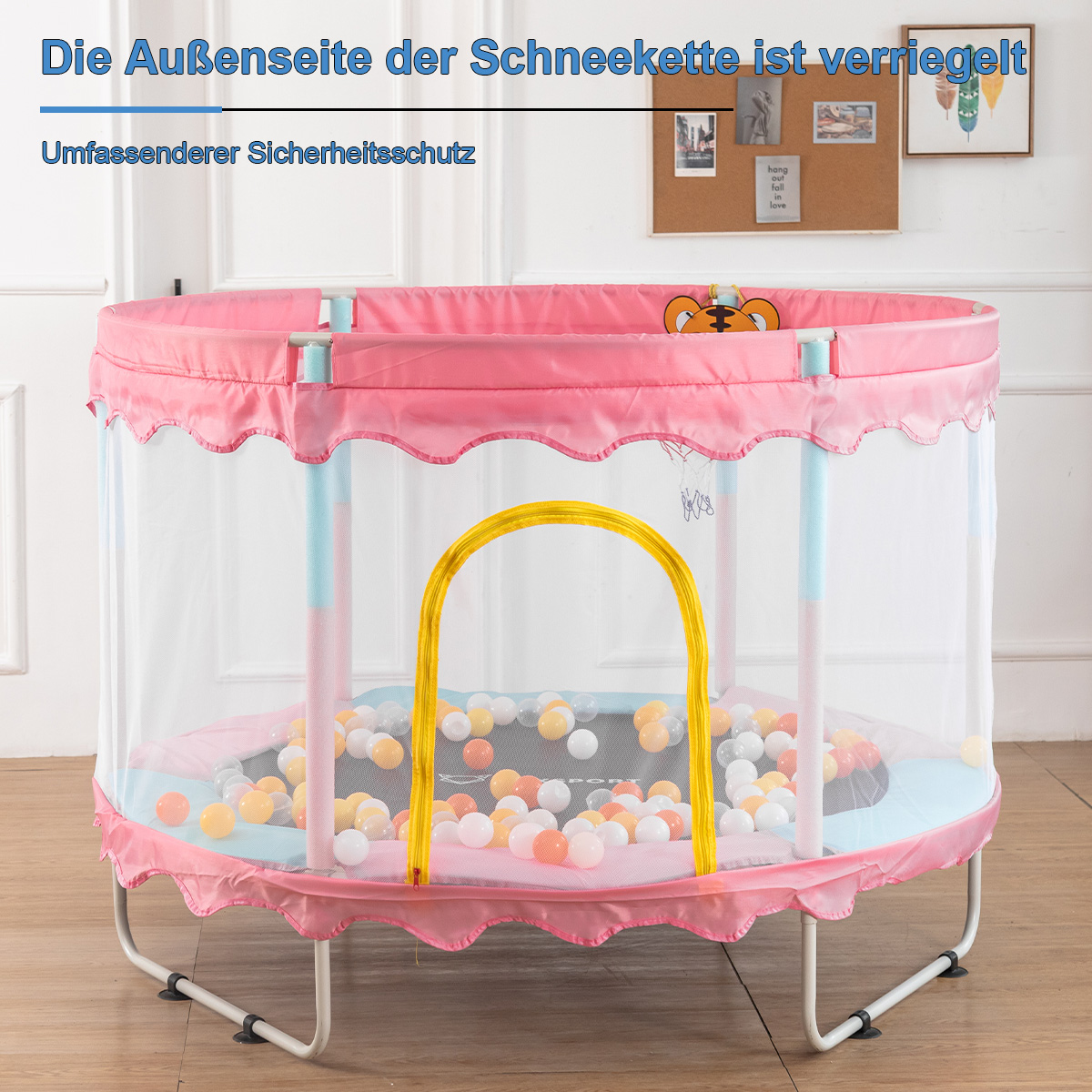 Rosa und blaues Trampolin mit Maschengehäuse. Der untere Bereich ist mit bunten Bällen gefüllt.