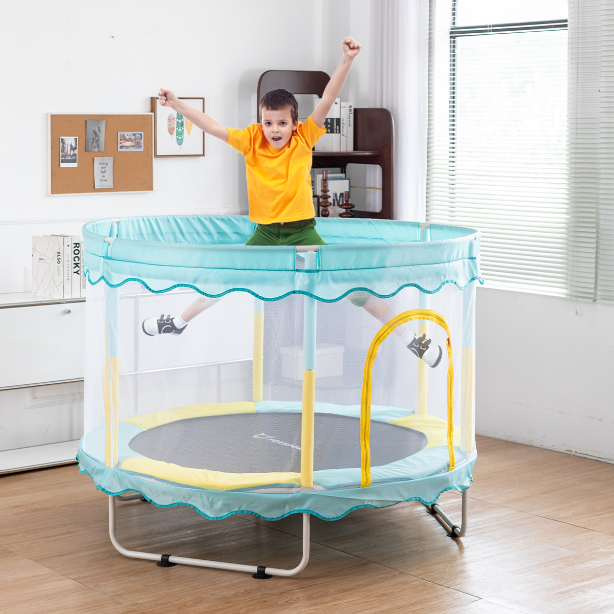 Junge springt in einem Trampolin mit Netz. Weißer Hintergrund.