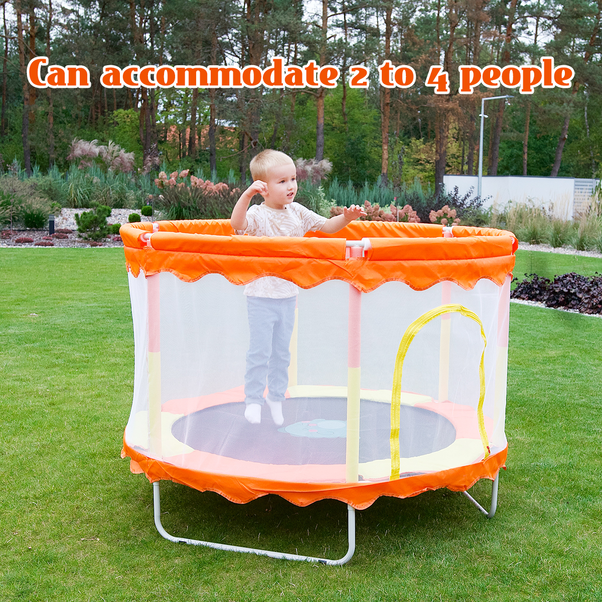 Ein Kind springt auf einem orangefarbenen und weißen Trampolin in einer grünen Wiese.