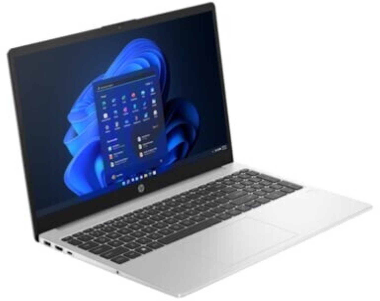 Srebrny laptop, otwarty, ekran pokazuje interfejs Windows. Białe tło, widok pod kątem.