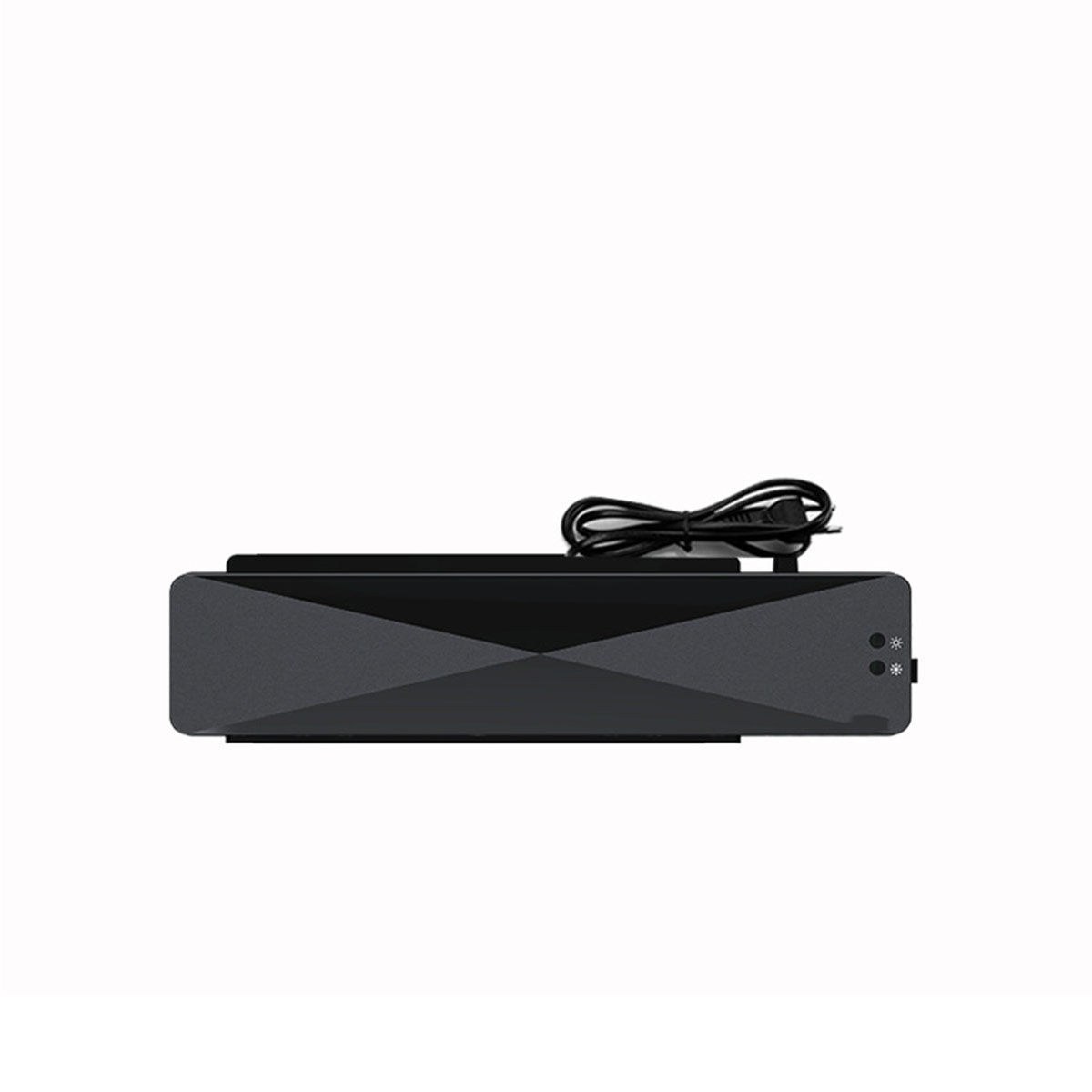 Ein schwarzes Gerät mit Netzkabel. Weißer Hintergrund.