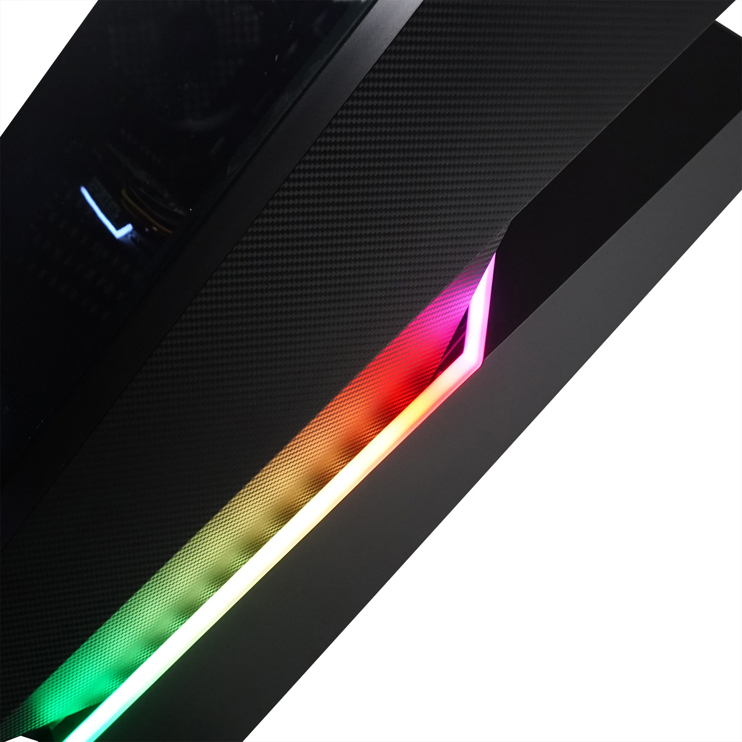 PC-Gehäuseecke mit RGB-Lichtern. Das Gehäuse hat eine schwarze Oberfläche mit Carbonfaserdesign.