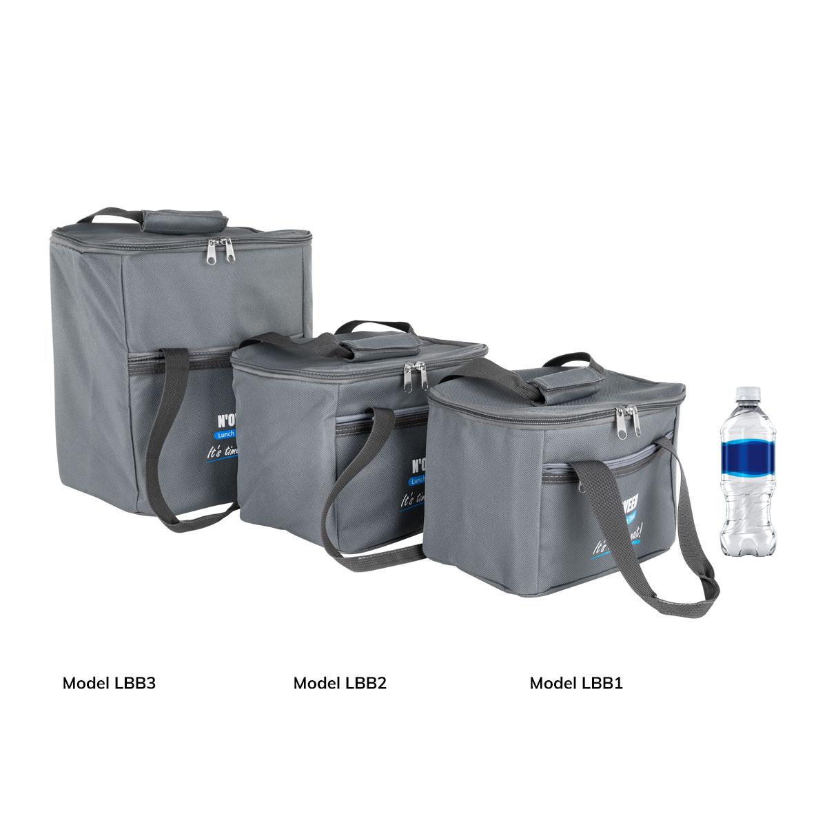 Drei graue isolierte Kühltaschen in verschiedenen Größen und eine Wasserflasche.