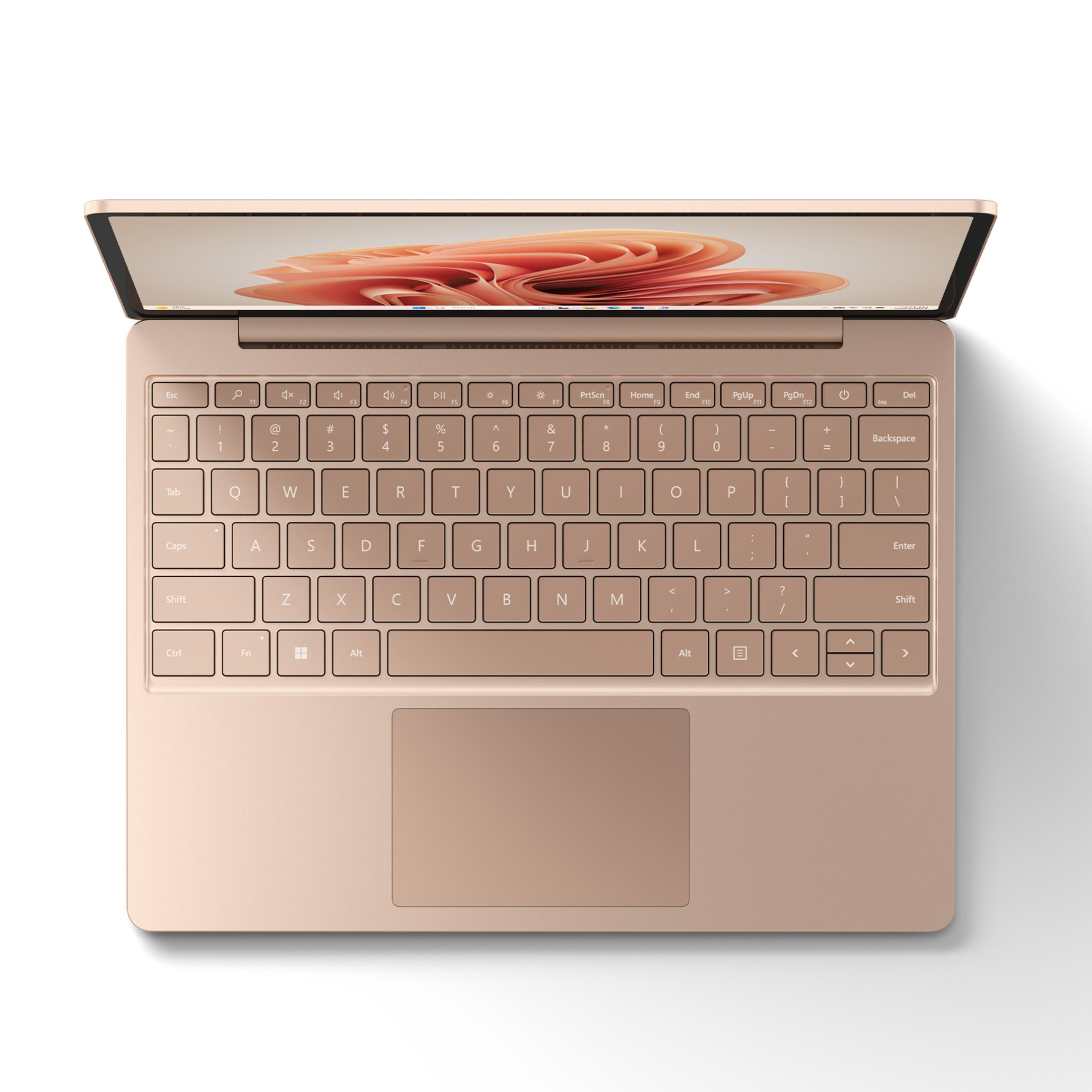 Roségoldener Laptop, geöffnet, zeigt einen Bildschirm mit abstraktem orange-weißem Design.