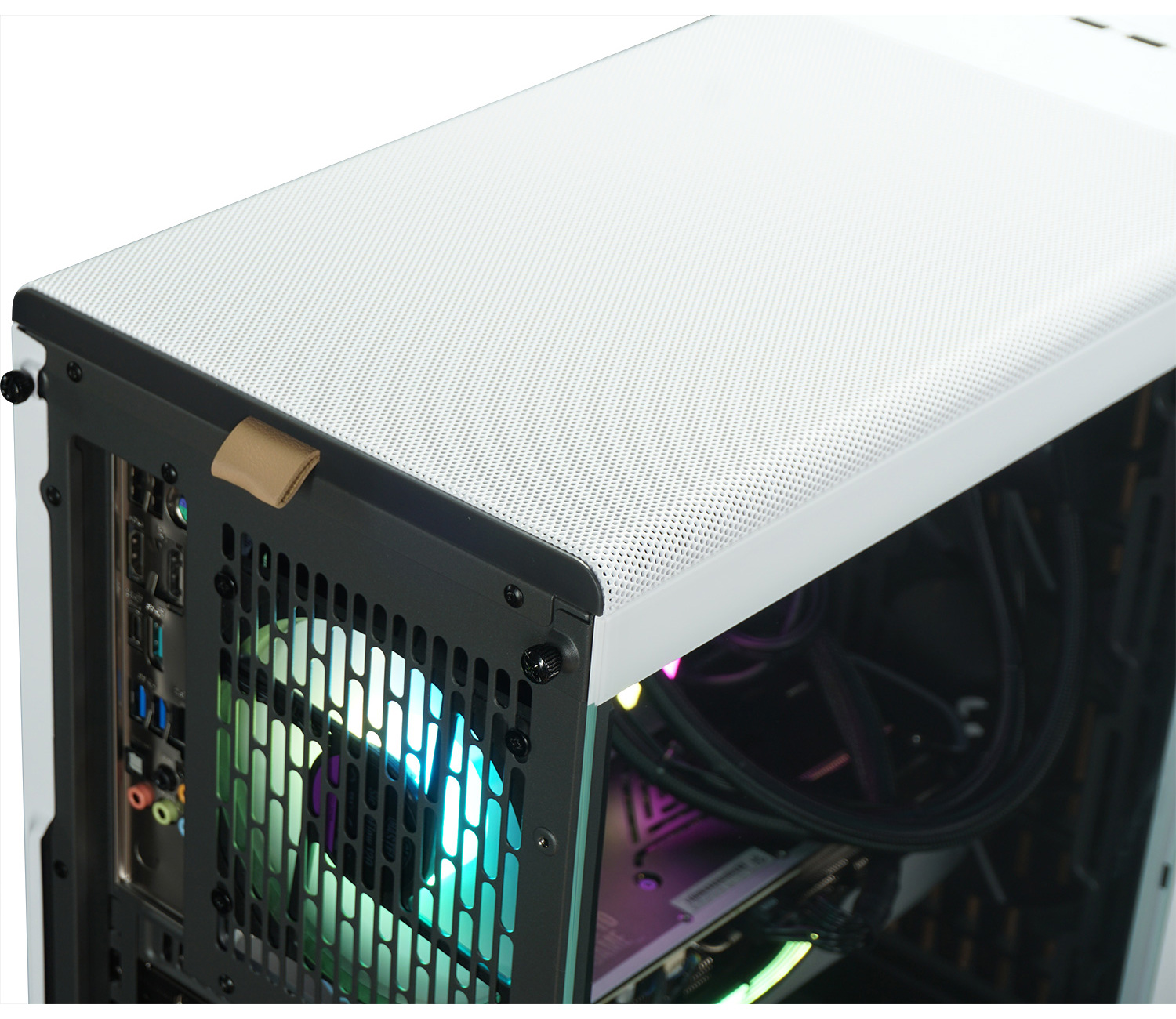 Witte computerkast met een mesh bovenkant en een ventilator zichtbaar binnenin.
