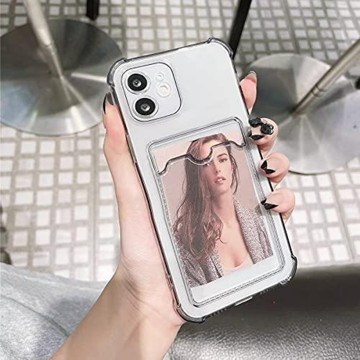 Mano che tiene un telefono con una custodia per foto.