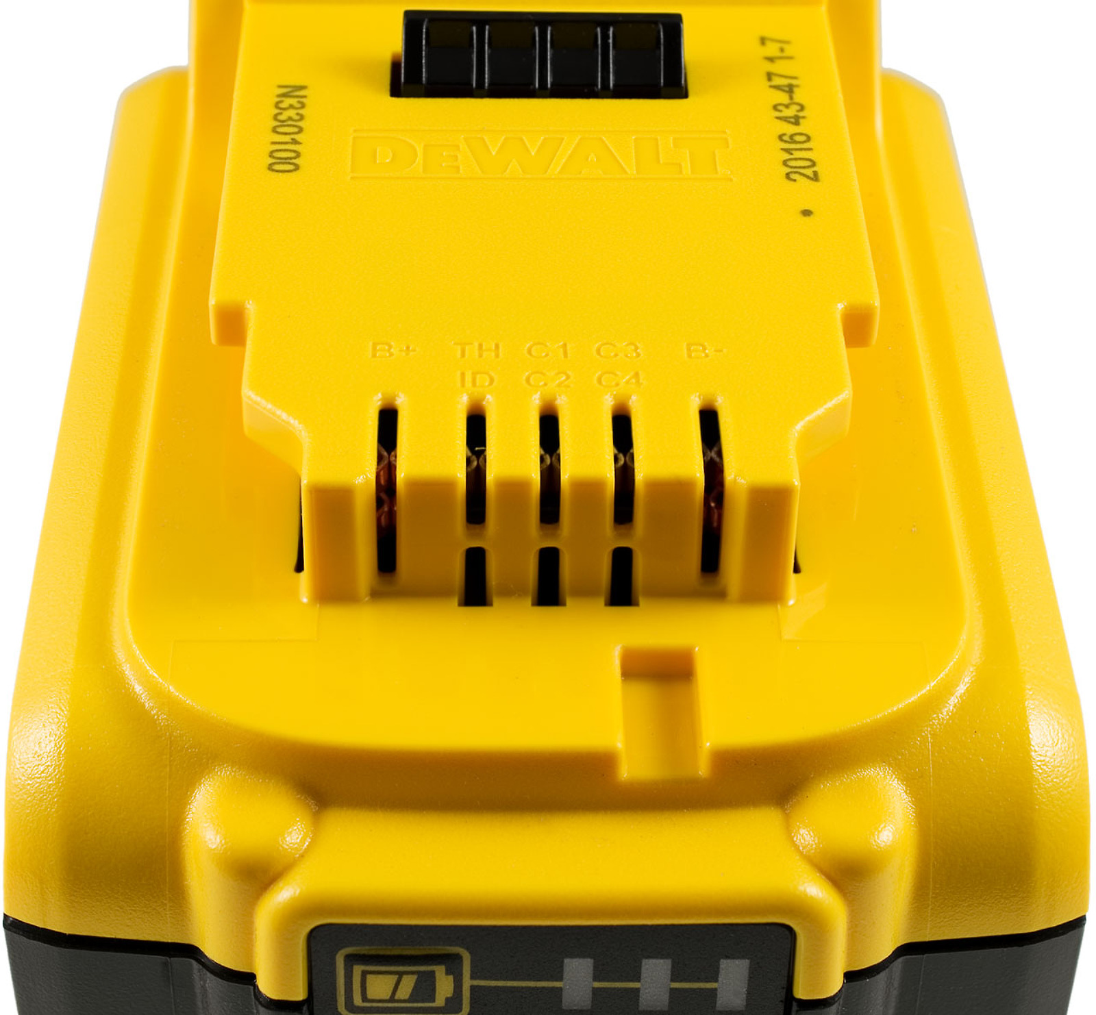 Zbliżenie żółto-czarnej baterii DeWalt. Na górze znajdują się otwory wentylacyjne i szczegóły etykiety.