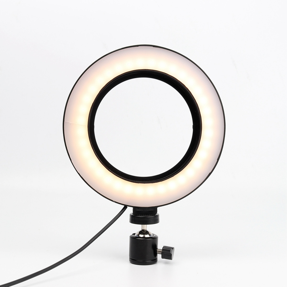 Ein Ringlicht mit schwarzem Rahmen und Ständer ist mit hellen weißen LEDs beleuchtet.