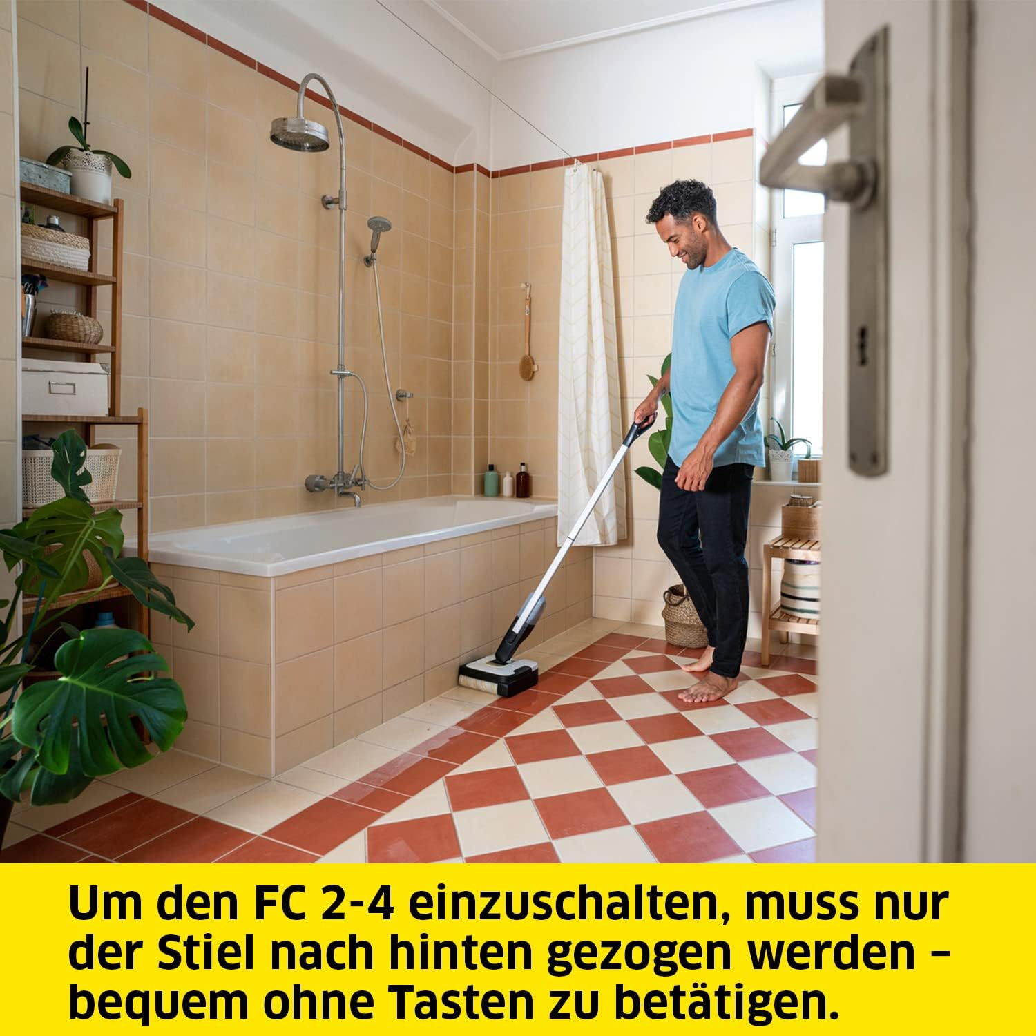 Homme nettoyant le sol de la salle de bain avec une machine de nettoyage blanche. Texte jaune en bas.