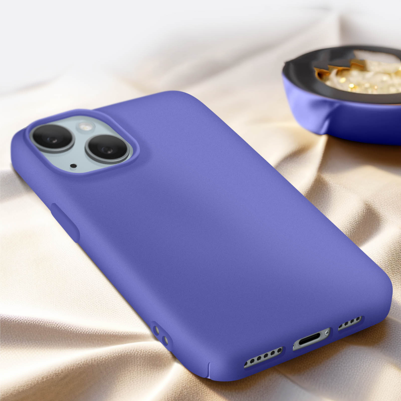Custodia viola per telefono su superficie beige. Un altro oggetto sfocato sullo sfondo.