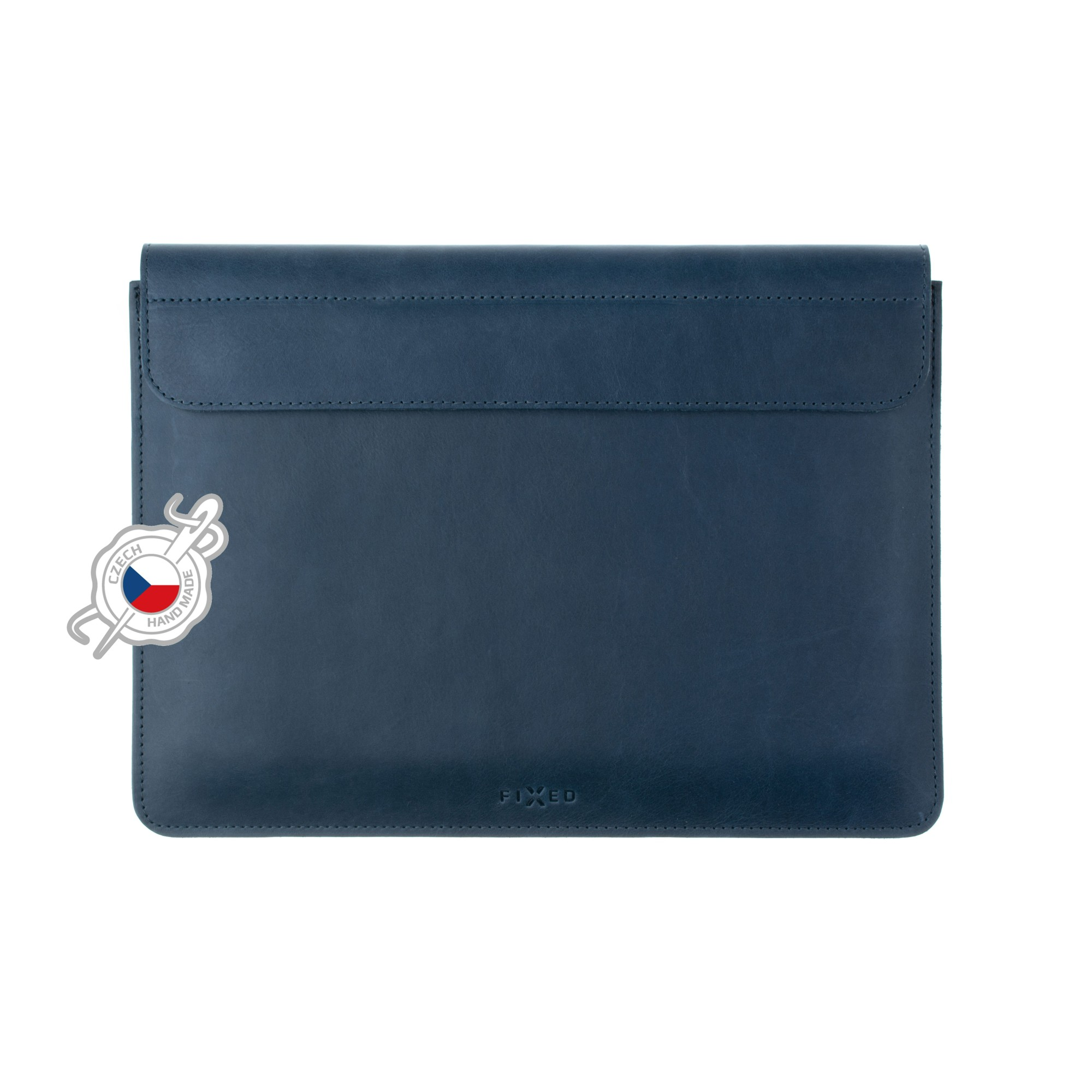 Blaue Leder-Tablettasche mit einem angebrachten Metall-Emblem "Czech Handmade".