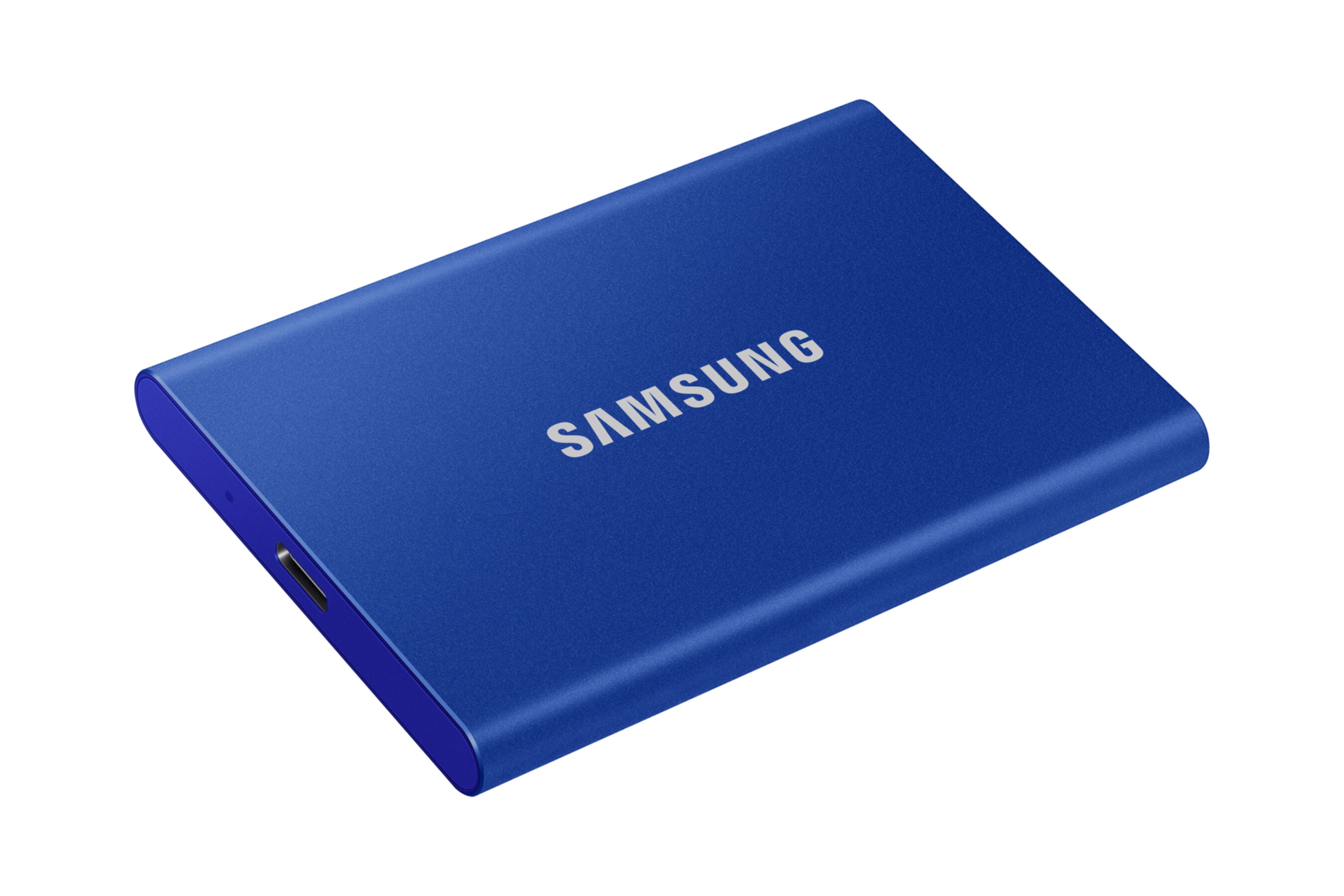 Blaue tragbare Samsung SSD auf weißem Hintergrund, schräge Ansicht.