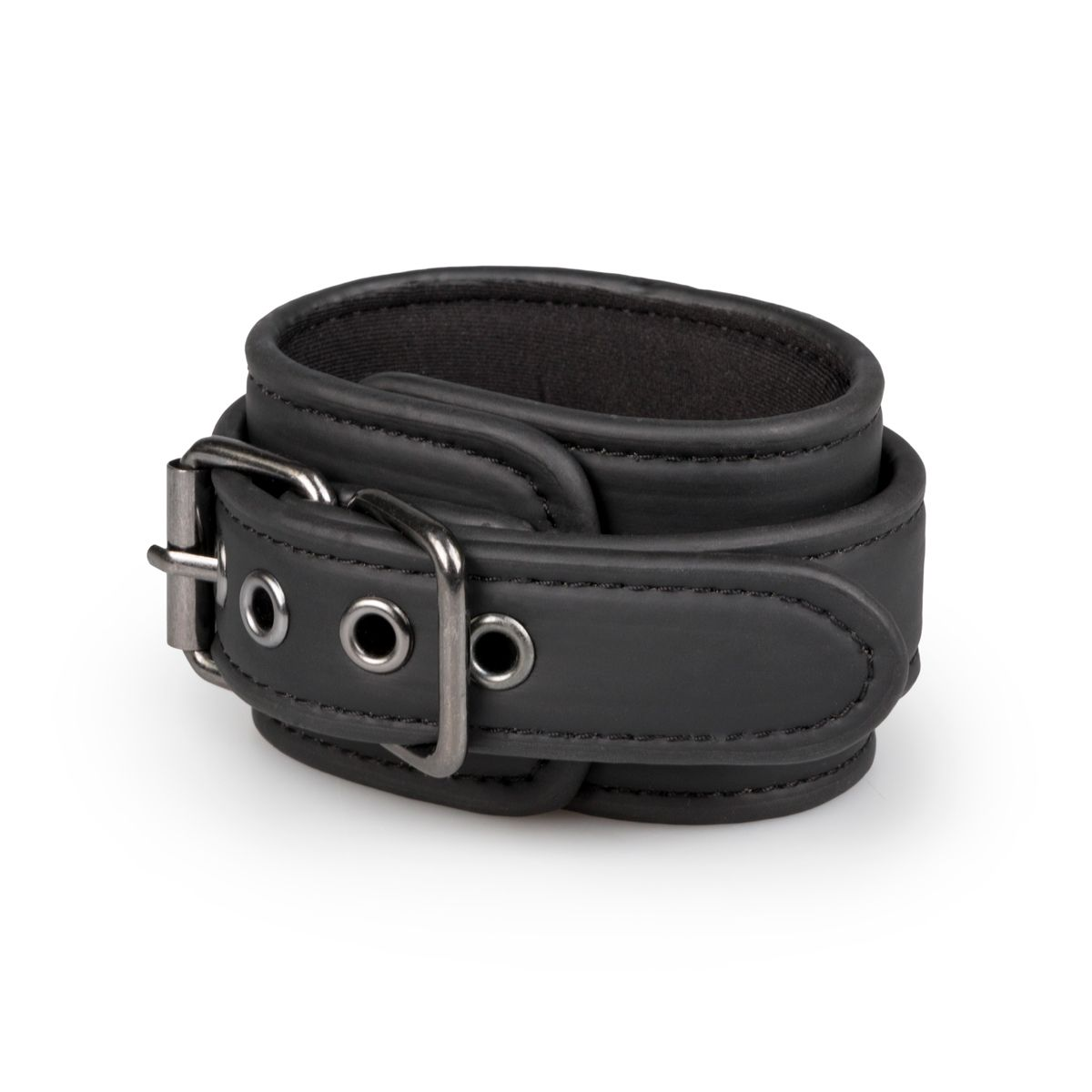 Eine schwarze Leder-Handgelenkmanschette mit Metallschnalle und drei Löchern. Die Manschette liegt auf einer weißen Oberfläche.