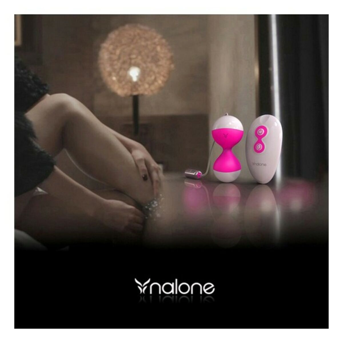 Piernas y manos de una persona cerca de productos de bienestar sexual.