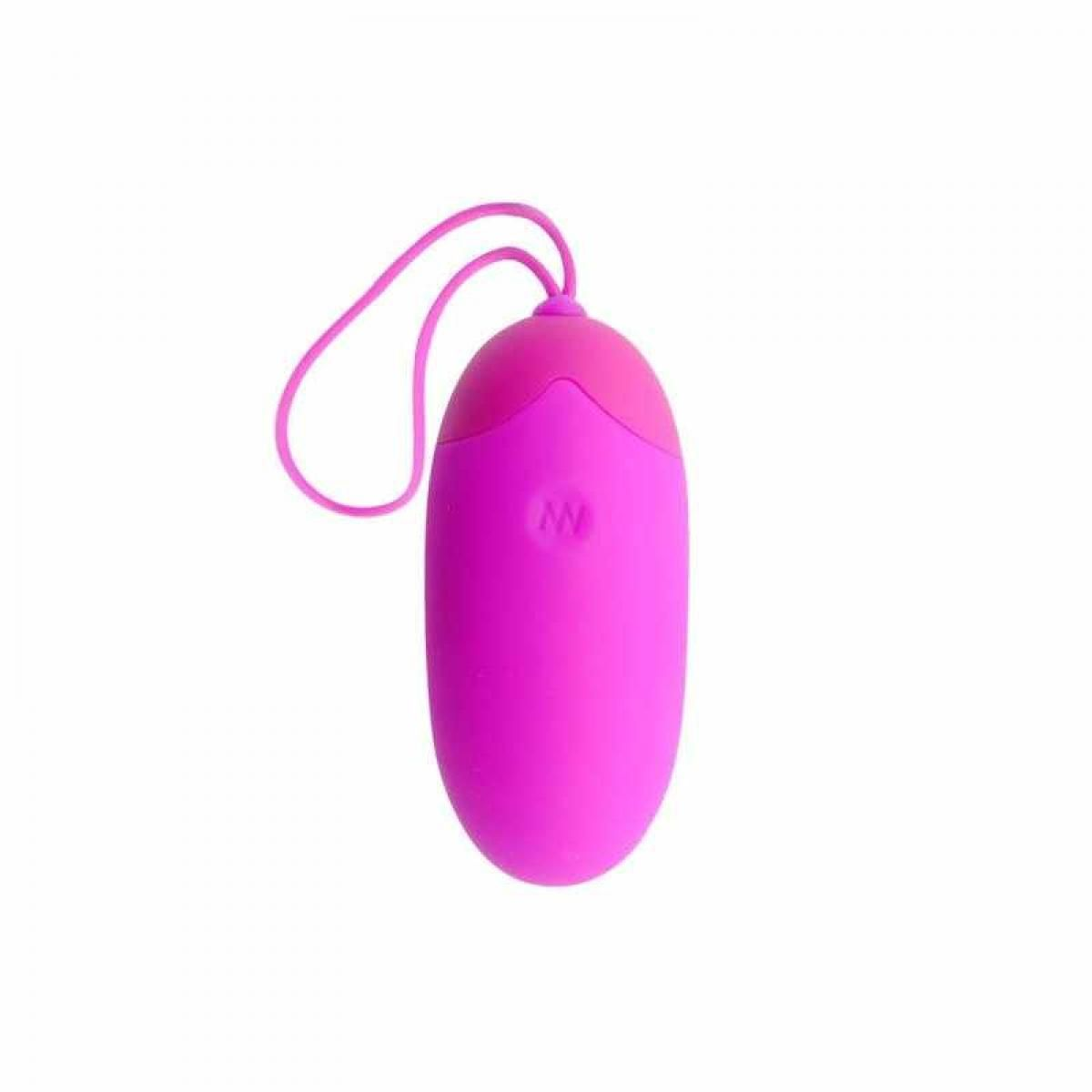 Ein rosa Sexspielzeug auf weißem Hintergrund. Es ist eiförmig, mit einer Schlaufe. Die Oberseite ist heller rosa und hat ein 'M' an der Seite.