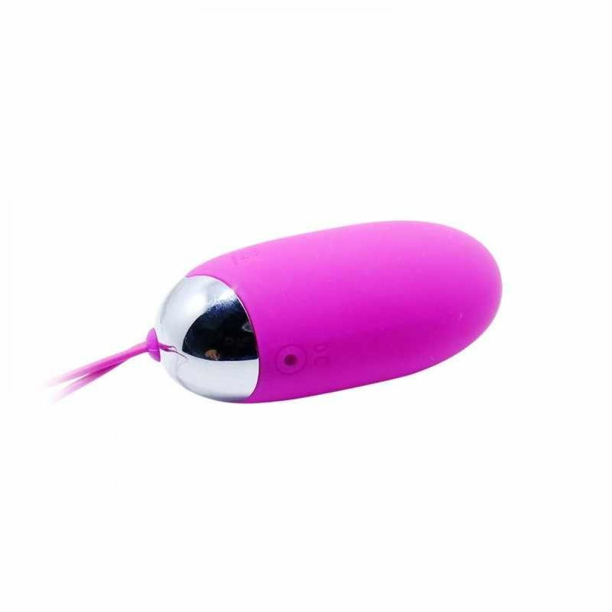 Ein rosa, eiförmiges Sexspielzeug mit silberner Spitze und rosa Schnur. Der Hintergrund ist weiß.